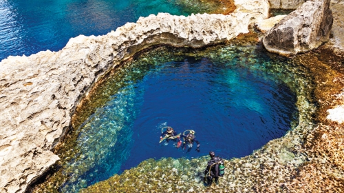 Ova zemlja  je poznata  turistima zbog  ronjenja, vožnje na dasci i  iznajmljivanja  jahti