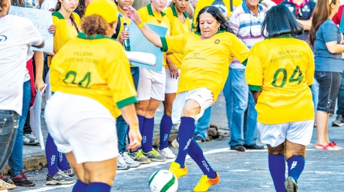 Kad nema zarade dobar im je i fudbal na ulici: Brazilske prostitutke