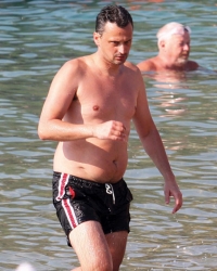 I dok prvi strateg crveno-belih uživa na plaži, dotle predsednik kluba zbog obaveza „muči“ u Beogradu