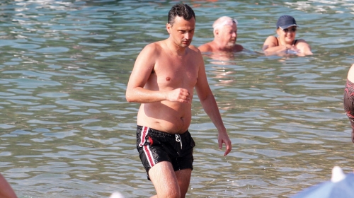I dok prvi strateg crveno-belih uživa na plaži, dotle predsednik kluba zbog obaveza „muči“ u Beogradu