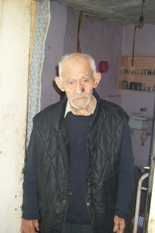 Starina ispred kuće