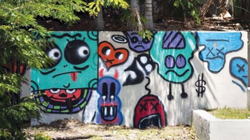 Ovaj zid ispred hotela će morati da očisti od grafita
