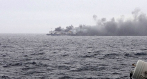 Zapaljeni trajekt / Foto: AP | Foto: 