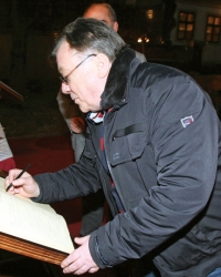 Bosanski pevač  se upisao u  knjigu utisaka