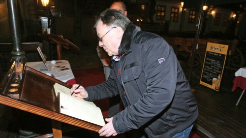 Bosanski pevač  se upisao u  knjigu utisaka