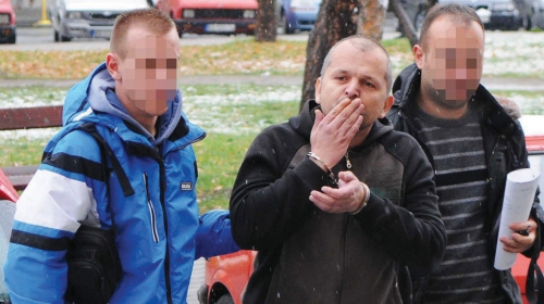 Cvetić šalje  poljupce  novinarima i  fotoreporterima  ispred suda