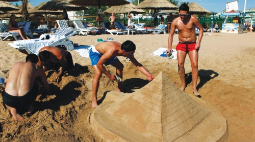 Mani frku, vreme je  za piramide u pesku