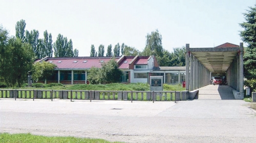 Gimnazijski internat u kojem su mlađi učenici  terani da se tuku sa starijim i jačim stanarima