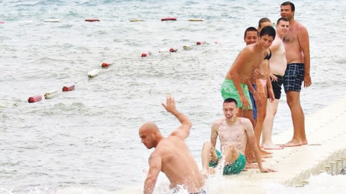 Klinci, vidite kako čika Boban surfuje