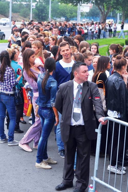 2.500 ljudi čekalo u  redu od ranog jutra