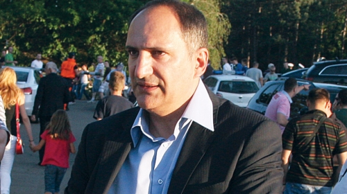 „Čitam u novinama da sam kandidat za  prvog čoveka FSS-a i prija mi to. Međutim,  verujte, niko sa mnom nije kontaktirao  niti s