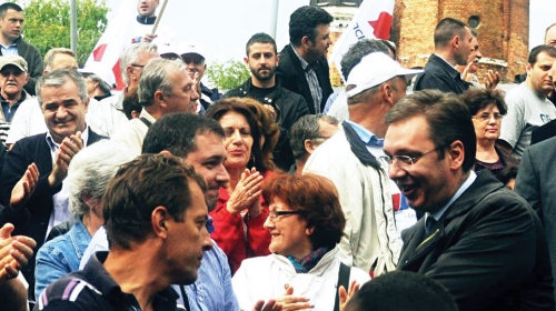 Vučić okružen  pristalicama