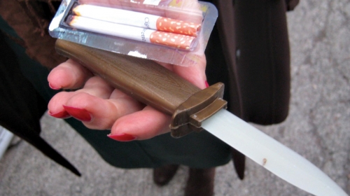 Nije mi jasno koja je svrha imitacije cigareta ako to nije pušenje? O svrsi noža, pa makar i plastičnog, ne želim ni da razmišlj
