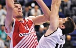 Prštaće pod  koševima:  Marjanović  i Gagić