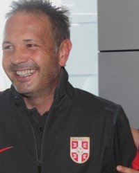Pesma koja  odgovara  aktuelnom  selektoru  fudbalske  reprezentacije  je bez sumnje  „Vetrovi me lome, ja teram po svome“