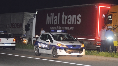 Tela ubijenih vozača stavljana su u plastične kese i bacana pored puta