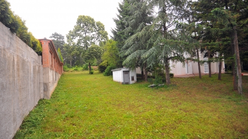Dvorište od 20 ari