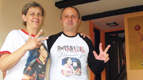 Ljubica i Srđan  Milovanović u majicama  sa likom svoje ćerke Jelene