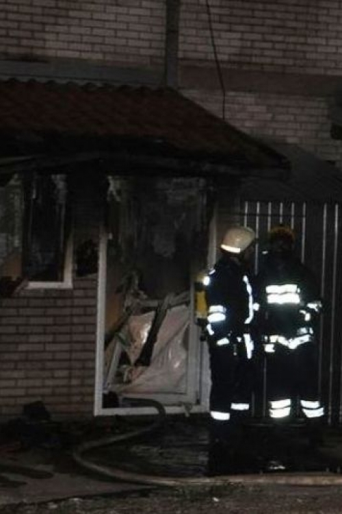 Vatrogasci ispred izgorelog stana
