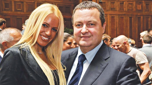Ni Dačić joj ne  bi našao manu:  Maja Pavlović sa šefom stranke