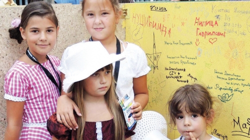 Mališani šetali obučeni u duhu Nušićevog vremena