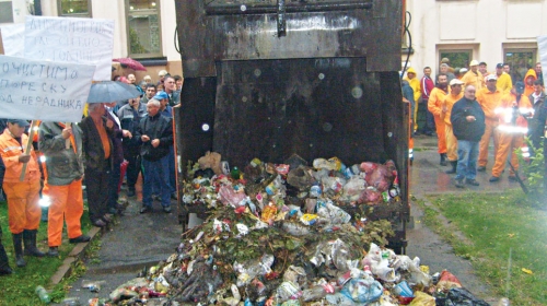 Komunalci ispred Poreske uprave u Zaječaru