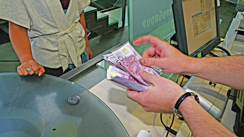 Dok neki štednjom žele da osiguraju budućnost, drugi jednostavno žele da novac sačuvaju od sebe