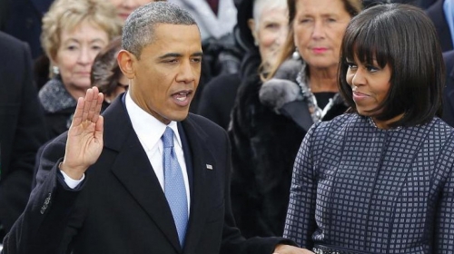 Barak Obama polaže zakletvu na dve  Biblije 21. januara