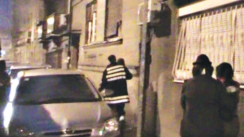 Stanisavljević  sa devojčicom  u zagrljaju