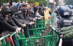Humanost  pre profita:  Demonstranti  i policija
