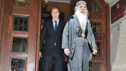 Neophodno jedinstvo: Vladika  Irinej i Vučić ispred Patrijaršije