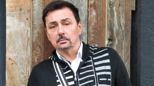 Pevač je  prošle godine  istetovirao  obrve kako ne bi  morao redovno  da ih čupa