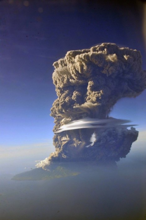 Erupcija indonežanskog vulkana Sangeang Api