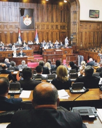 Ubuduće bez psovki,  kletvi i gađanja cipelama:  Skupština Srbije