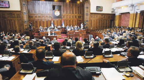Ubuduće bez psovki,  kletvi i gađanja cipelama:  Skupština Srbije