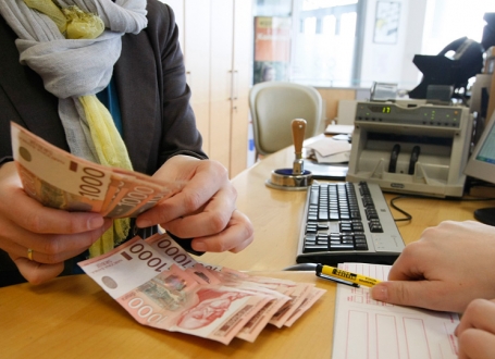 Građani se ipak i dalje teže odlučuju na štednju u dinarima...